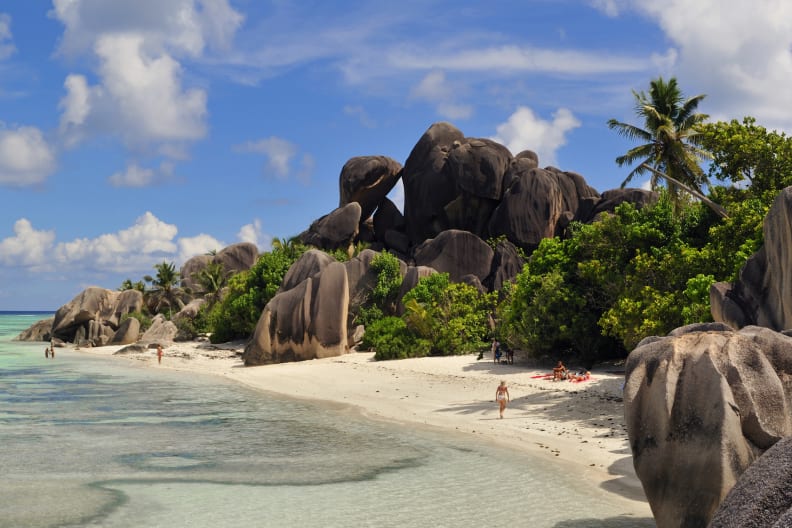 Menschen am Strand von Source d'Argent auf den Seychellen. © Atlantide Phototravel/Corbis Documentary via Getty Images