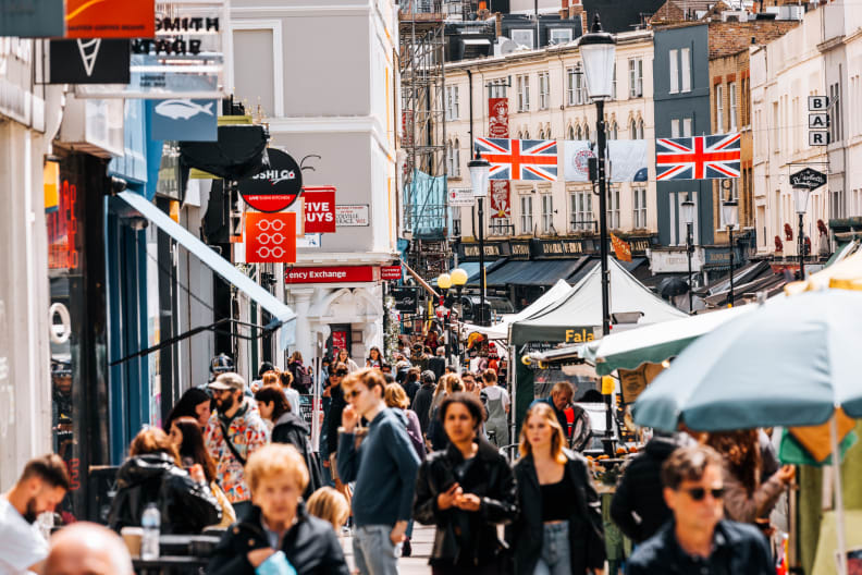 Menschenmasse auf dem Portobello Road Market, Notting Hill, London Großbritannien.