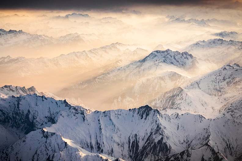 Die mit Schnee bedeckten, Schweizer Alpen im Nebel und Sonnenaufgang.
