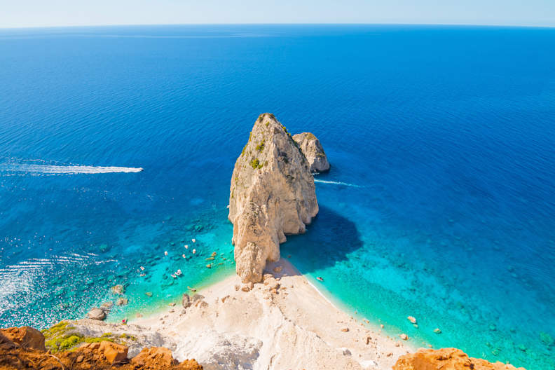 Blick auf einem großen spitzen Felsen im Meer