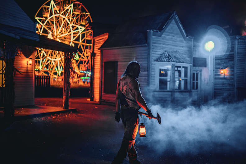 Ein Schausteller läuft in der Nacht durch dunkle Gassen, um die Movie Park BesucherInnen zu erschrecken.