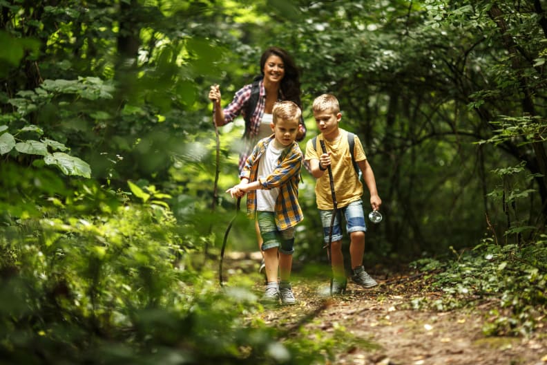 Mutter und Kinder wandern © BalanceFormCreative – stock.adobe.com