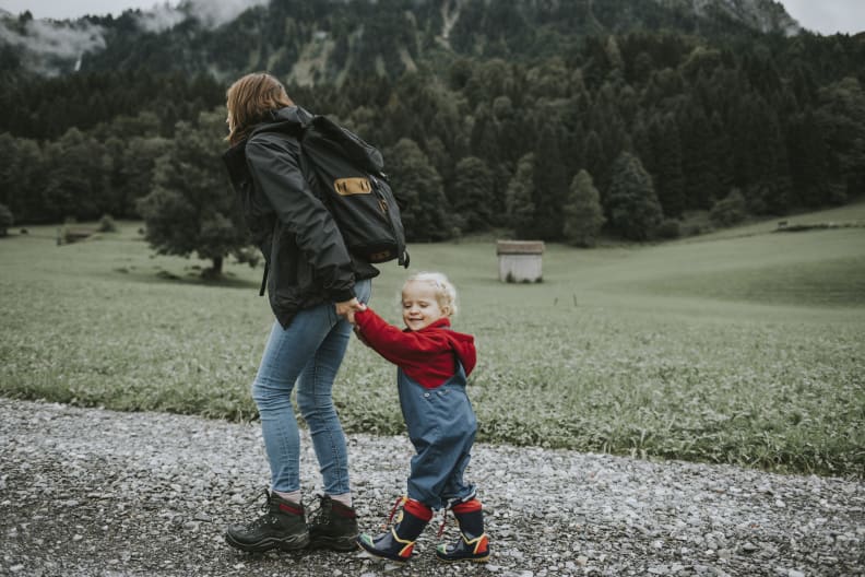 Eine Mutter wandert mit ihrem Kind in Vorarlberg, Österreich. © Westend61/Westend61 via Getty Images