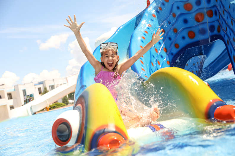 Ein Mädchen rutscht eine Wasserrutsche hinunter © Lukas - stock.adobe.com