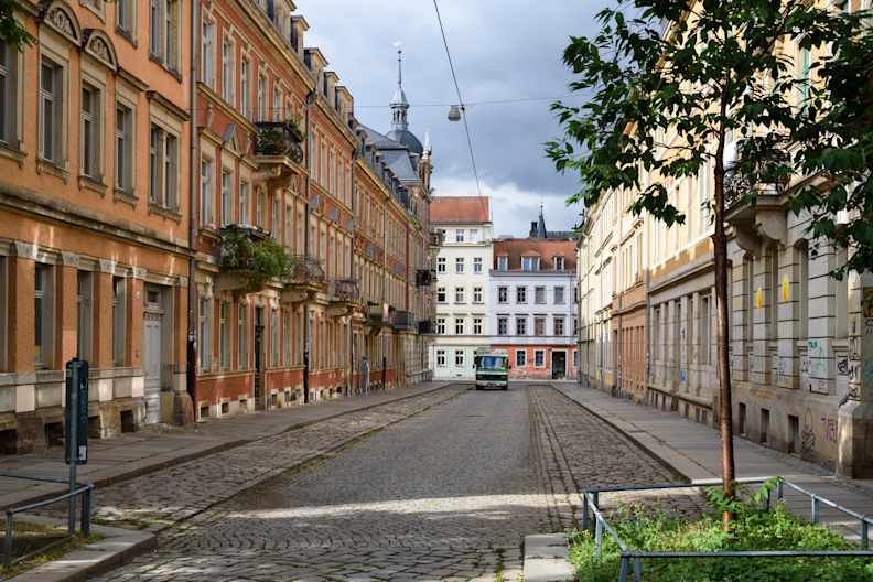 Eine Straße mit Gründerzeitgebäuden.