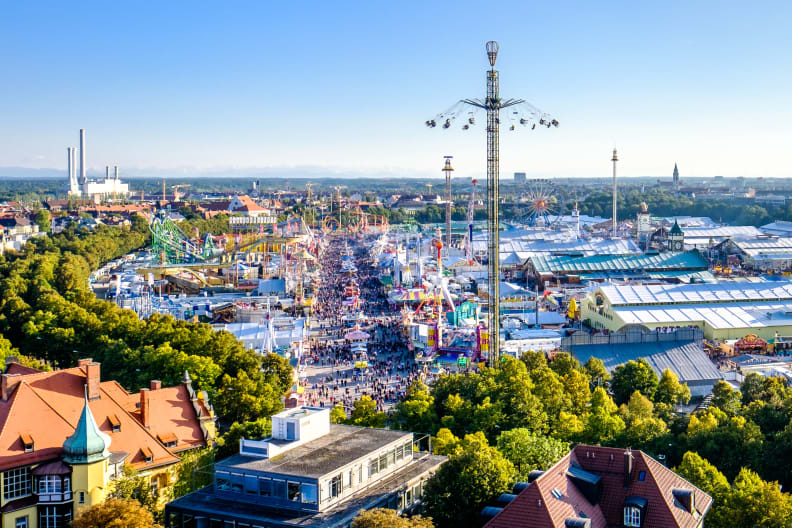 Ganz schön was los! Das Oktoberfest von oben © adobestock/fottoo