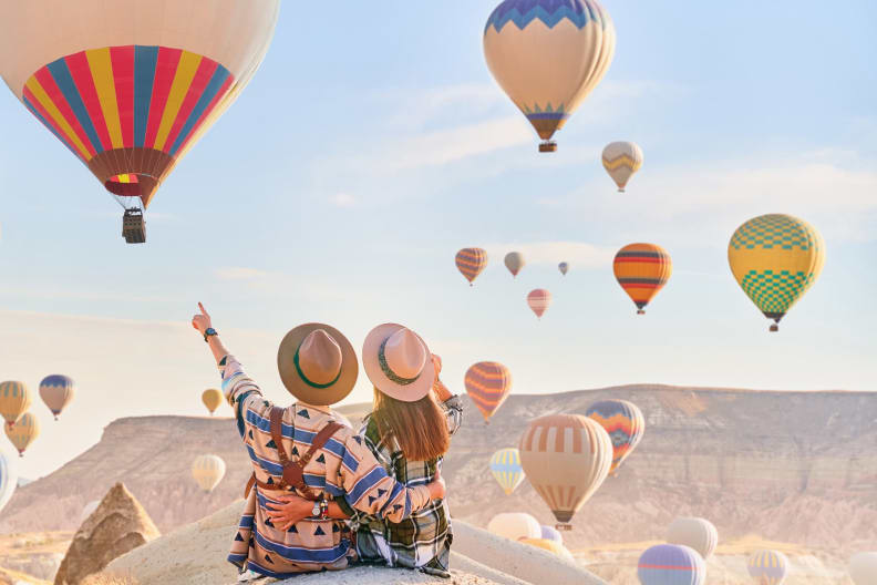 Ein Pärchen schaut sich Heißluftballons in Kappadokien, Türkei an.