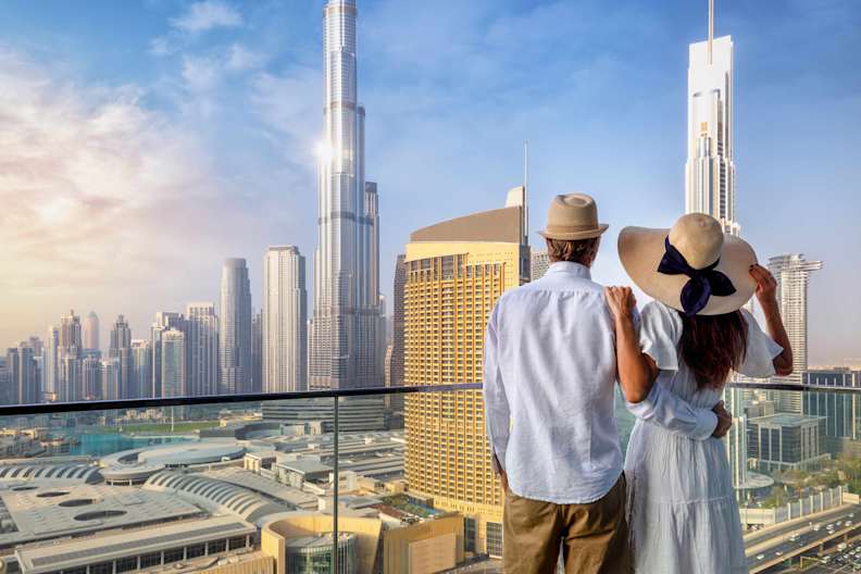 Ein Pärchen schaut auf die Skyline von Dubai.