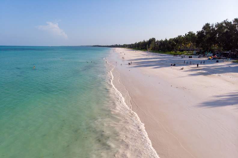 Ein weiter Strand mit hellem Sand