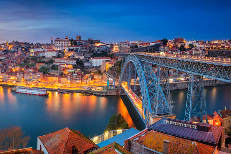 Panoramaansicht über Fluss Douro mit berühmter Brücke.