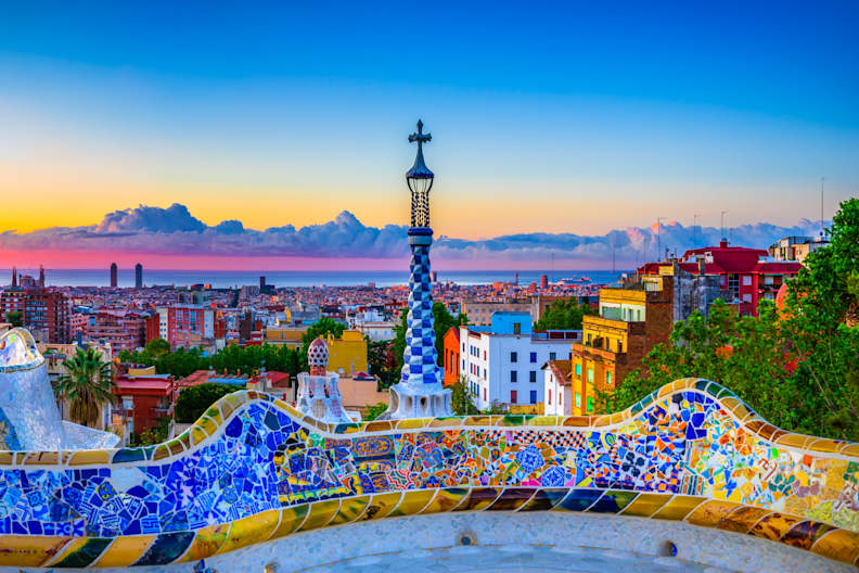 Panorama einer Stadt am Meer bei Sonnenuntergang.