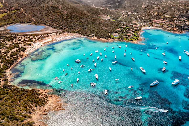 Eine Bucht voller Boote