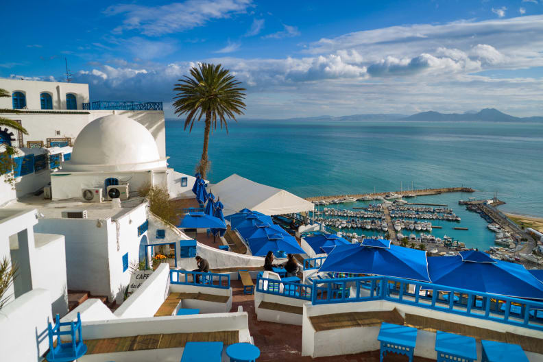 Sidi Bou Said mit Hafen am Meer, Tunesien