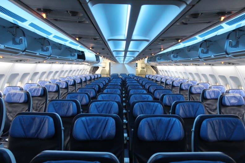 Die leeren Sitze eines Flugzeugs