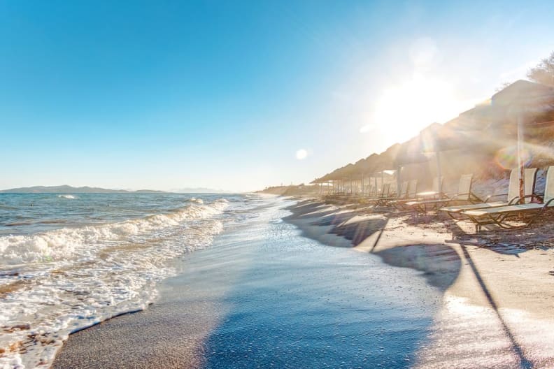 Am Strand stehen genügend Liegen und Sonnenschirme für euch bereit. Bild vom Hotelier, Oktober 2017.
