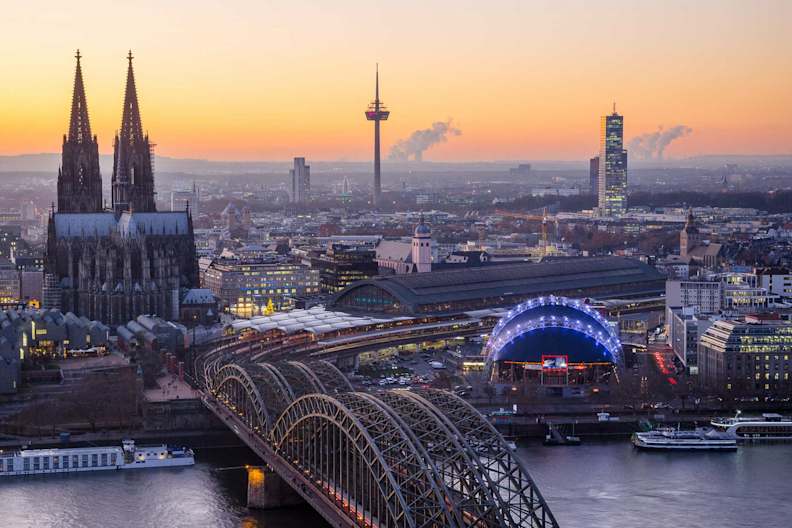 Sonnenuntergang über Köln, Deutschland.