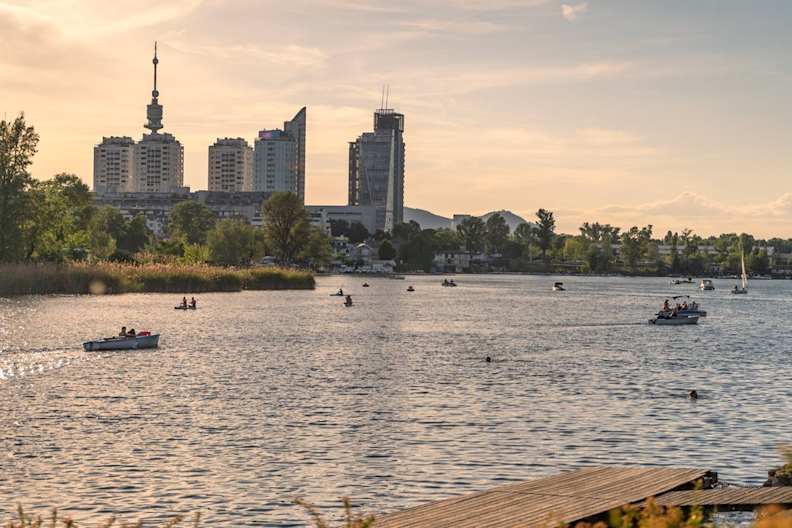 Entspannung am Wasser gehört in Wien zum Alltag. © iStock via Getty/Dejan Gjoshevski