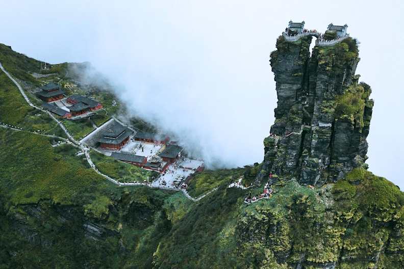 Die Zwillingstempel des Fanjingshan thronen auf einer Felsnadel. © khunballang/Shutterstock.com