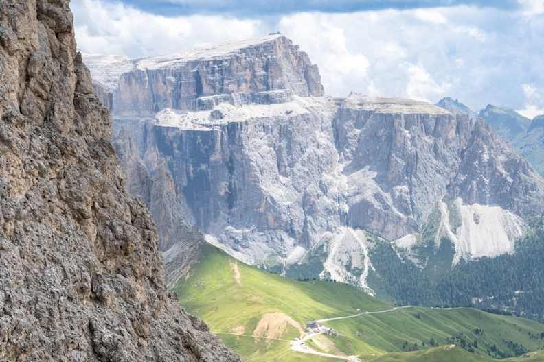 Die Sellaronda in den Dolomiten führt einmal um das imposante Sella-Massiv. © CAHKT/iStock via Getty Images