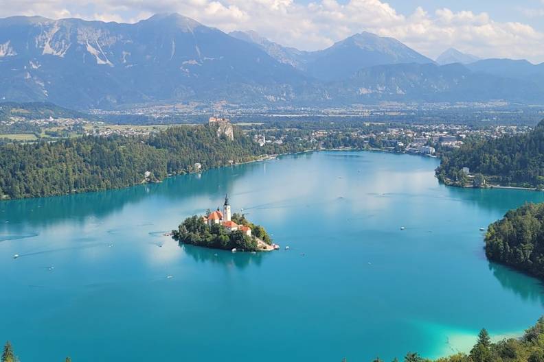 Am Bleder See in Slowenien herrschen im Juni perfekte klimatische Bedingungen. © Jordi Saladrigues/iStock via Getty Images