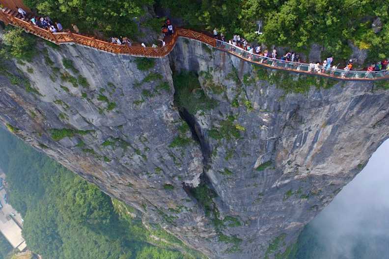 Wenn Du Dich auf diese Brücke wagst, ist Höhenangst keine Option. © imago/China Foto Press