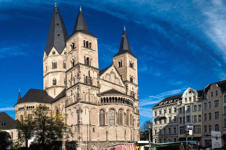 Das Bonner Münster wurde schon im 11. Jahrhundert erbaut. © Matyas Rehak/Shutterstock.com