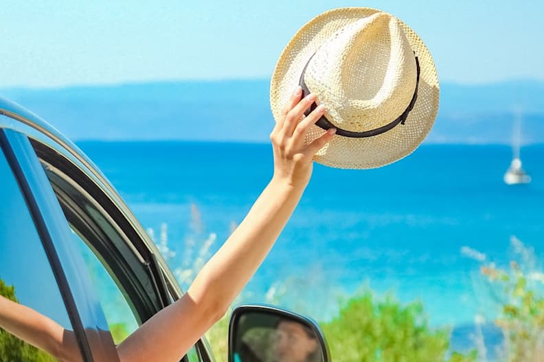 Mit dem Auto das Urlaubsziel zu erkunden, ist bei vielen Urlauberinnen und Urlaubern beliebt. © KonstantinChristian/Shutterstock.com