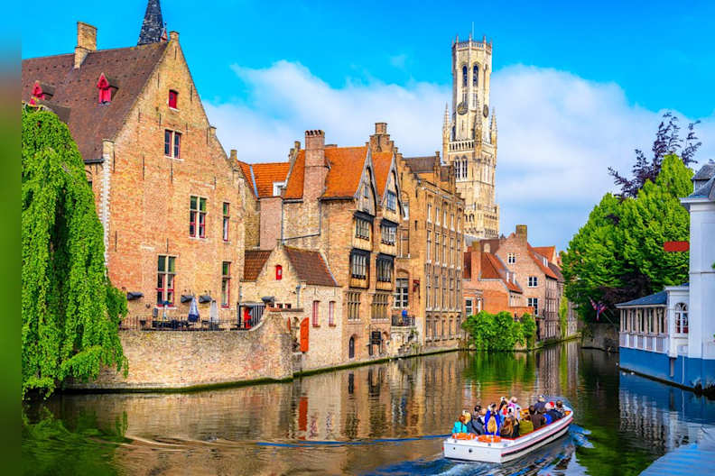 Per Boot lässt sich Brügge besonders gut erkunden. © 2019 Catarina Belova/Shutterstock.com