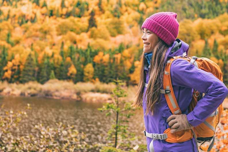 Warme Kleidung, Mütze und Handschuhe dürfen bei Wanderungen im Herbst nicht mehr im Rucksack fehlen. © 2017 Maridav/Shutterstock.com