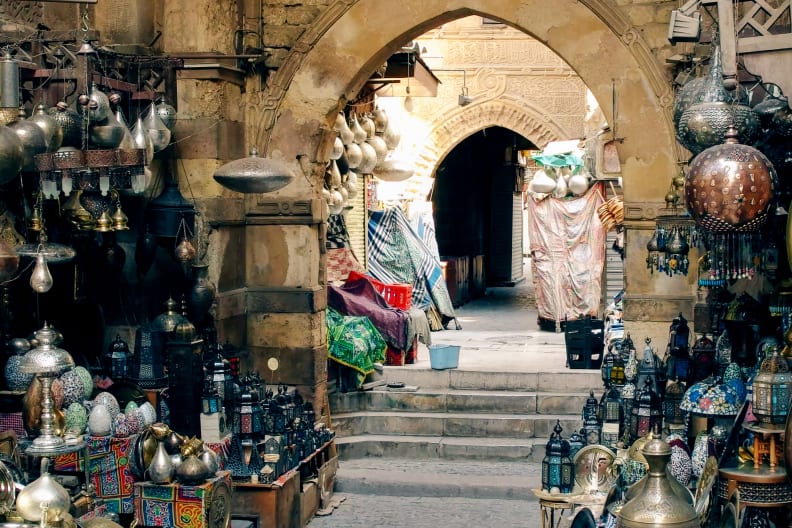 Stände auf dem Khan El-Khalili Markt in Kairo, Ägypten