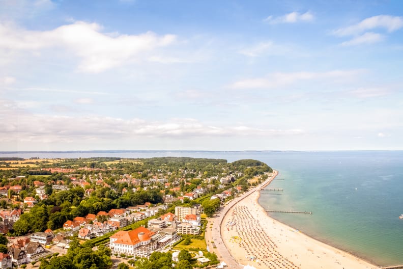 Drohnenansicht auf Travemünde in der Lübecker Bucht