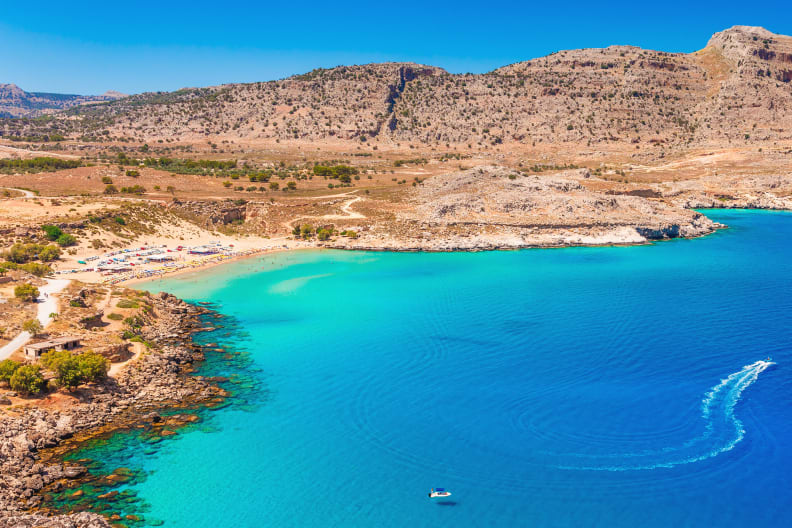 Strand und Felsenküste auf Rhodos, Griechenland.