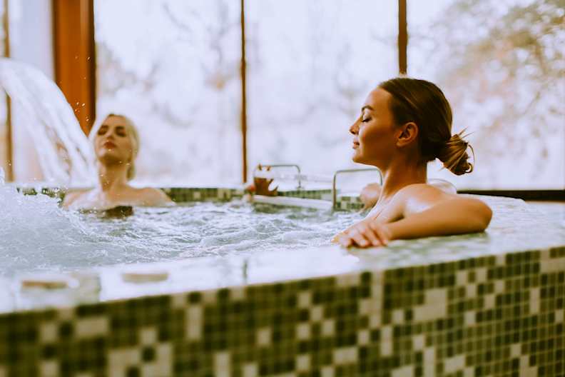 Zwei Frauen in einem Whirpool