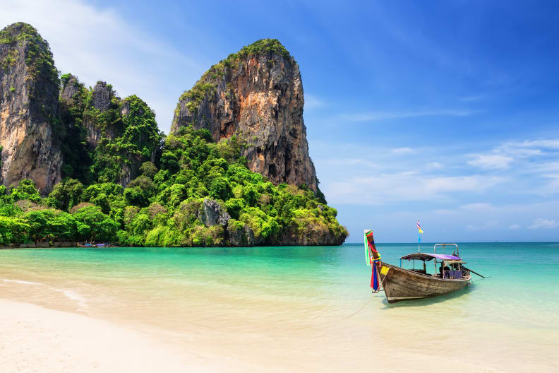 traditionelles hölzernes Longtail-Boot und schöner Sand, Railay Beach © iStock.com/Preto_perola