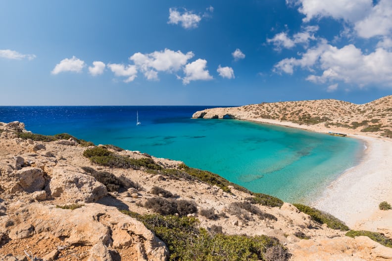 Ein leerer Strand mit türkisem Wasser