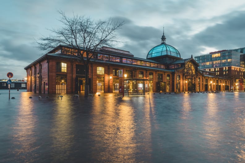 Überflutung am Fischmarkt in Hamburg-Altona, Deutschland © Westend61/Westend61 via Getty Images