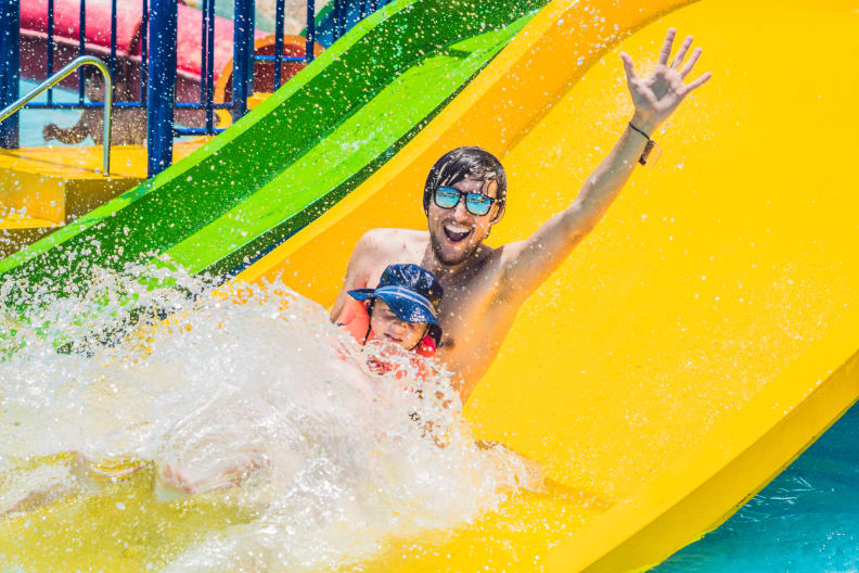 Vater und Sohn auf der Wasserrutsche © zauberblicke - stock.adobe.com