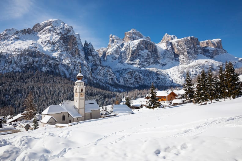 verschneite Häuser mit Bergen im Hintergrund in der Provinz Bozen in Südtirol © Johanna Huber/HUBER IMAGES