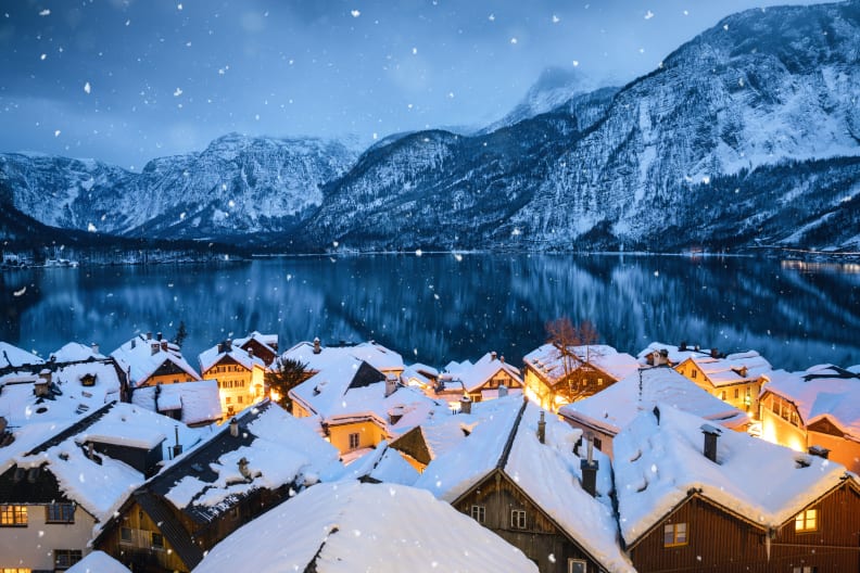 verschneites Dorf in Österreich © borchee/E+ via Getty Images