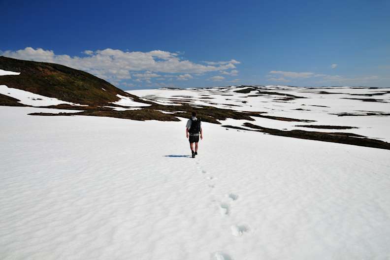 Ein Wanderer im Schnee