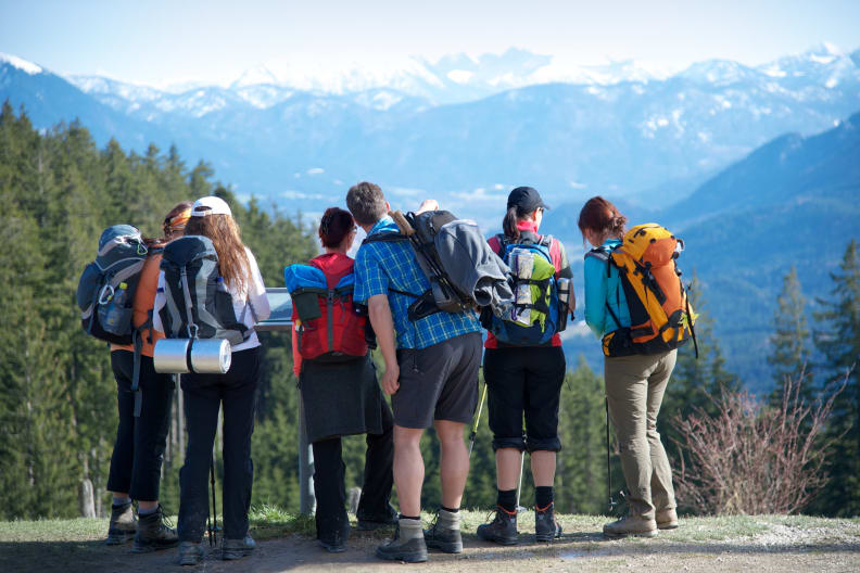 Wanderung mit der ganzen Familie © grafikplusfoto - stock.adobe.com