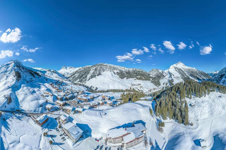 Blick auf ein verschneites Gebiet