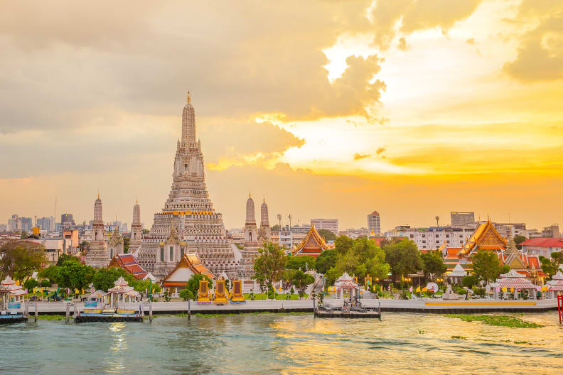 Blick über einen Fluss auf eine hohe Stupa.