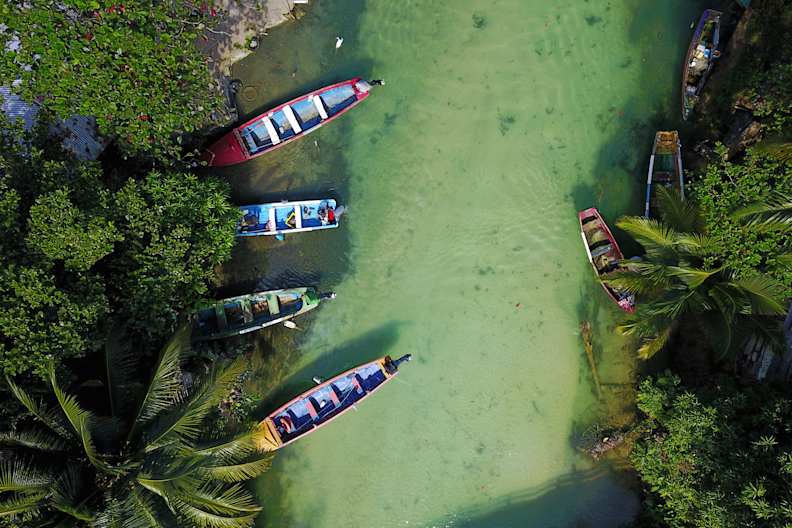 Kleine Boote auf einem Fluss.