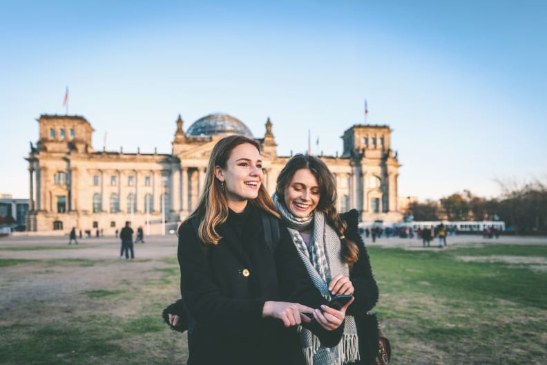 Zwei Frauen stehen vor dem Reichstag in Berlin.