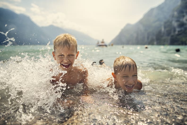 Zwei Jungs baden im Gardasee in Italien.
