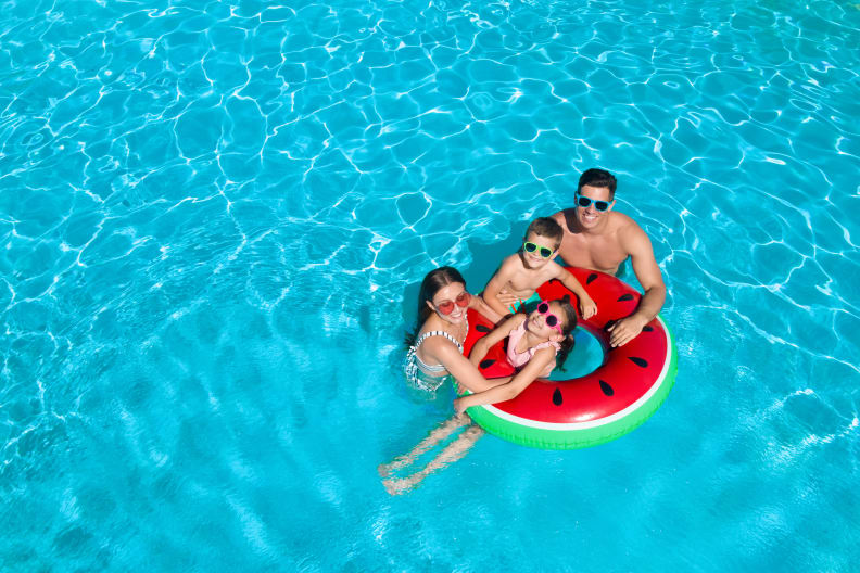 Familie im Pool.