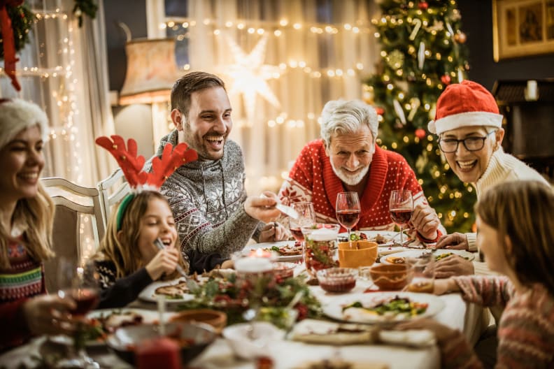 Familie sitzt Weihnachten gemeinsam am Tisch