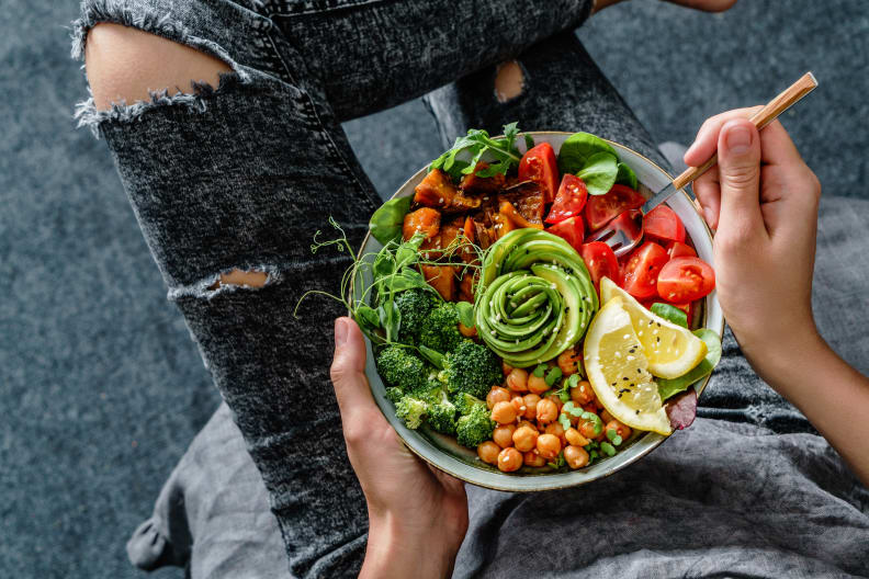 Frau mit vegetarischer Bowl.