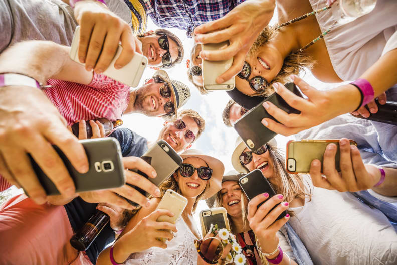 Gruppe Menschen schaut auf ihre Smartphones